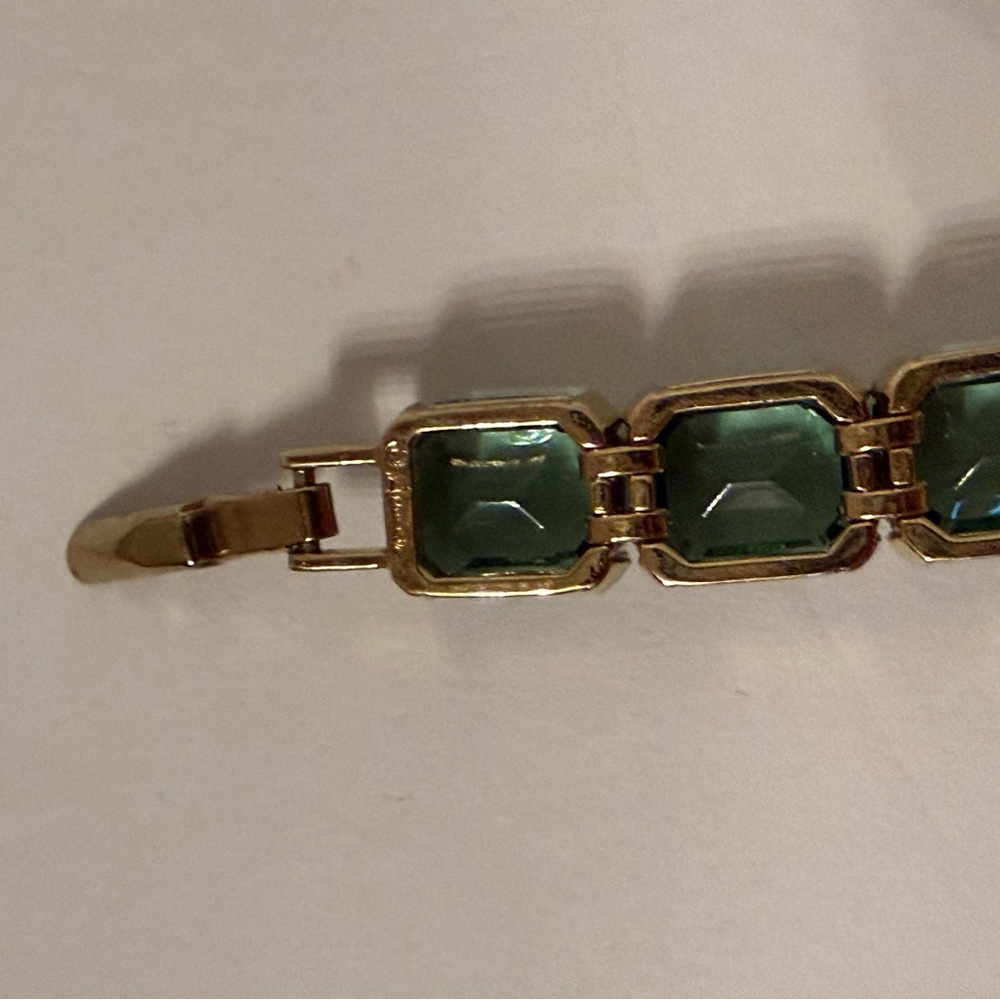 MONET BRACELET GREEN FACETED GLASS GOLD TONE SETTING 7.5” STUNNING - Picture 4 of 13